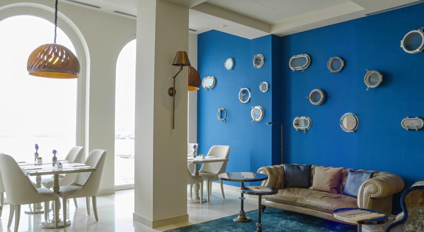 Hotel 4 stelle con salotto vista mare