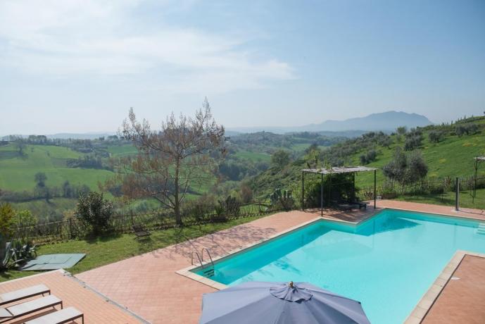 Piscina con Vista Agriturismo a Collevecchio 