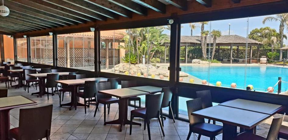 Ristorante con terrazza su piscina villaggio Porto-cesareo