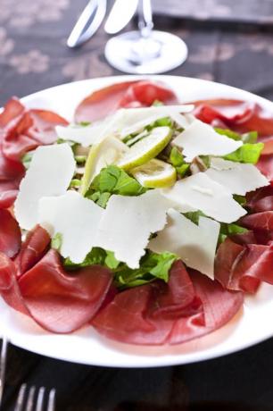 Bresaola con scaglie parmigiano e rucola hotel l'Aquila