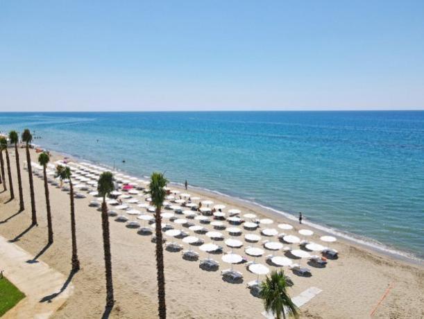 Servizio Spiaggia: 1 ombrellone,2 lettini per camera