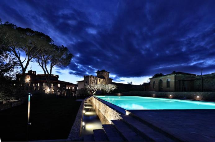 Vista piscina di notte resort di lusso Perugia 