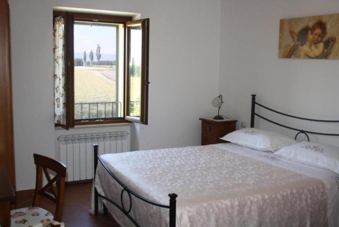 appartamento con camera matrimoniale e vista su Assisi