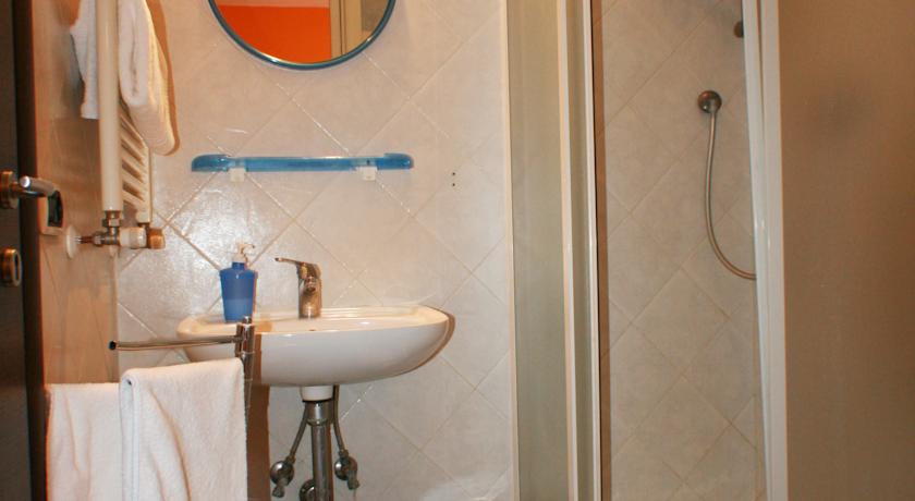 Bagno privato con box doccia B&B a Roma
