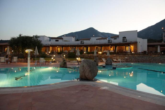 Suite con piscina fronte mare ad Orosei