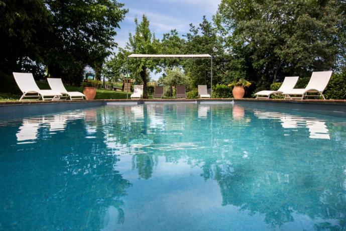 Piscina con vista sul Monferrato 