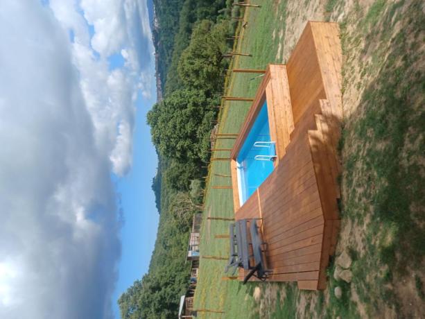 Piccola piscina fuori terra con solarium. 