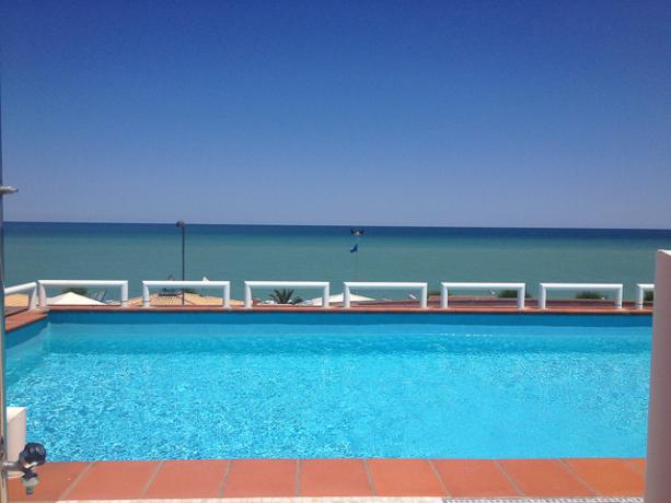 Camere in B&B con Piscina a Numana
