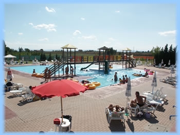 Ombrelloni, sedie e Straie vicino alla Piscina