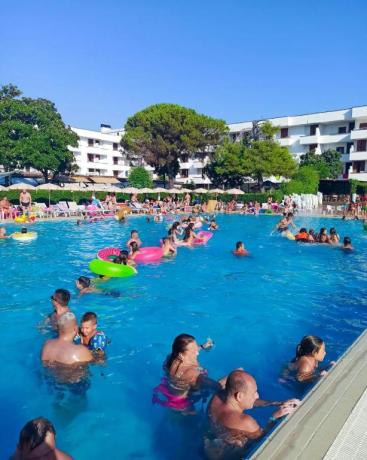 Resort con piscina con ombrelloni e lettini