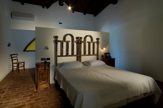 Grandi camere con scrivania e frigobar