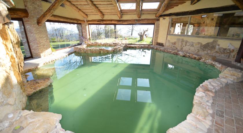 Piscina privata interna con idromassaggio villa esclusiva 