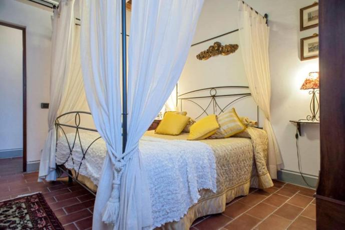 Camera matrimoniale con letto a baldacchino