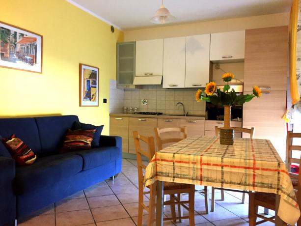 Soggiorno-Cucina per 6 persone con Divano letto matrimoniale