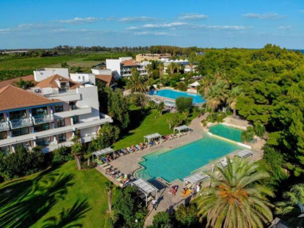 vista dall'alto villaggio piscine esterne Nova-Siri 