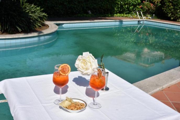 Aperitivo-in-piscina-Hotel-3-stelle-San-Bartolomeo-a-mare-Liguria
