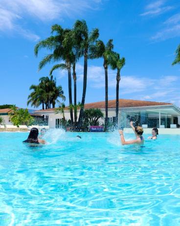 Grande Piscina con prendisole Attrezzato