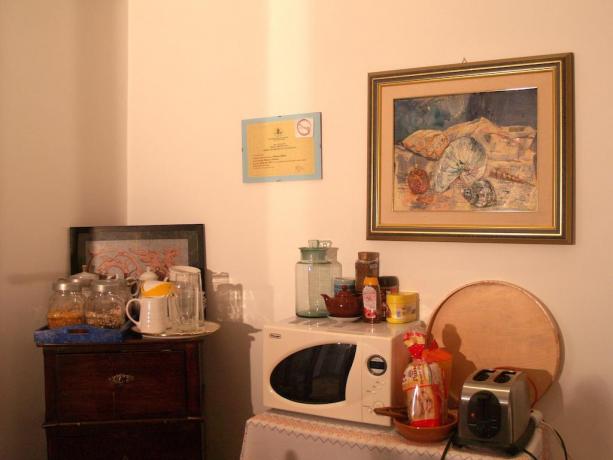 Area colazione nell'affittacamere a Roma