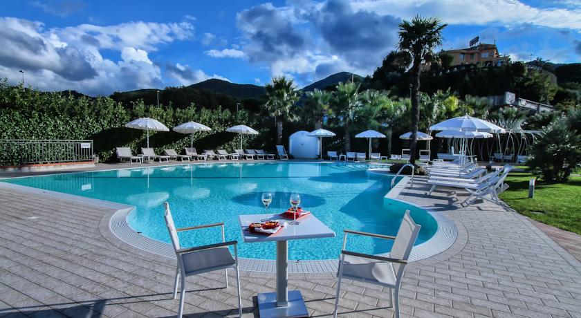 Piscina dell'Hotel vicino Salerno con ombrelloni e lettini 