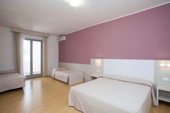Camera con Letto Matrimoniale e Singolo con Finestra