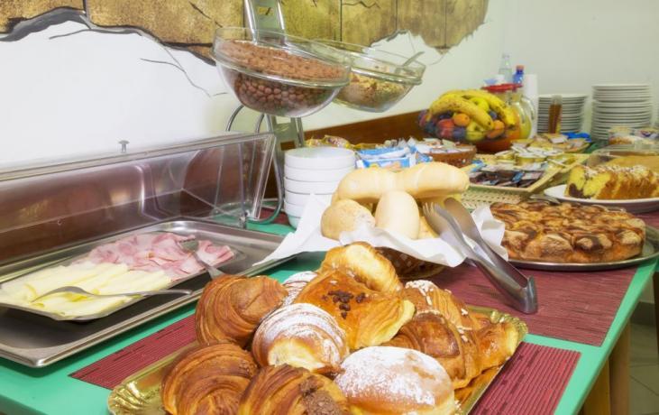 Prima colazione servita al tavolo hotel fronte-mare Viserba 