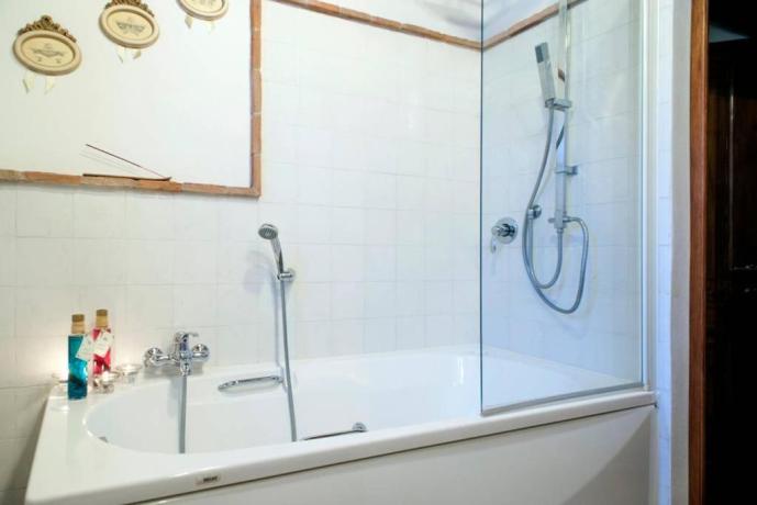 Camera con bagno con vasca idromassaggio