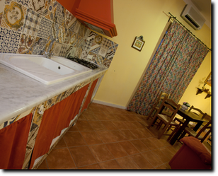 Appartamaneto Santuzza, angolo cottura in ceramica accessoriato