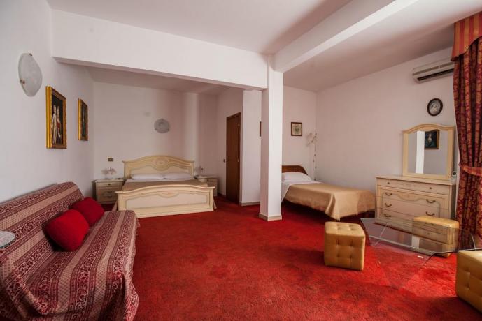 Camera tripla con divano letto ad Ostia 