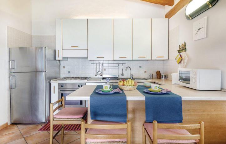 Depandance a Salerno con cucina,frigo,forno, tavolo da pranzo