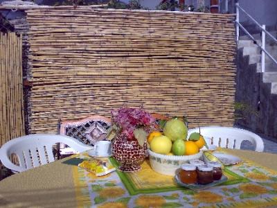 Colazione a buffet all'aperto d'estate