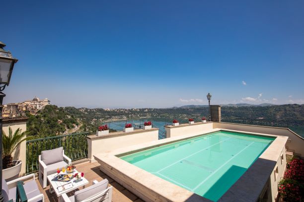 Piscina esterna albergo nel Lazio 