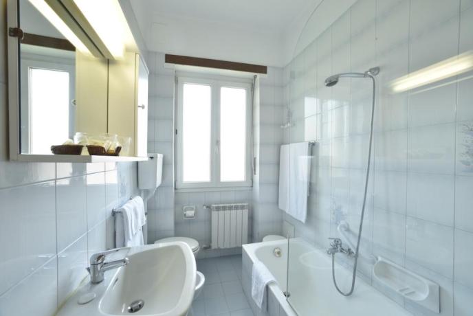 Hotel 3 stelle-Bagno-in-Camera-con-Doccia-San-Bartolomeo-a-mare-Liguria 