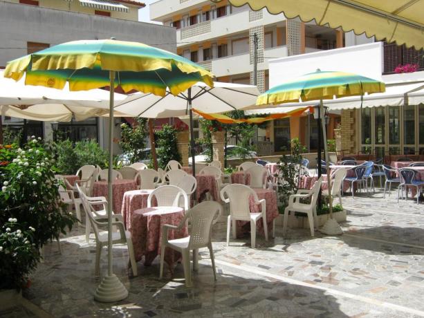 Cortile con Tavoli Hotel in Abruzzo 