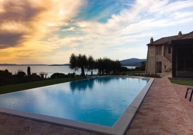 Piscina esterna con acqua a sfioro villa-privata Trasimeno 