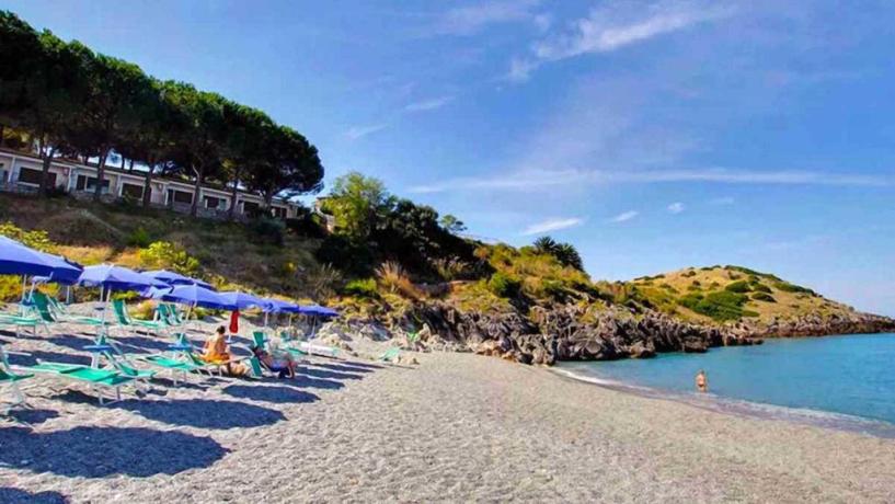 Spiaggia di sabbia attrezzata con ombrelloni, lettini 