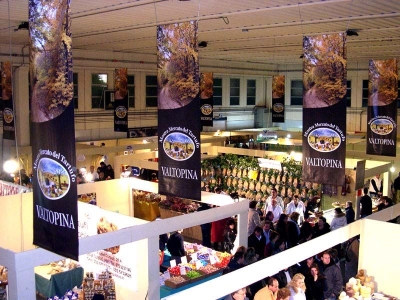 Stands alla mostra nazionale del tartufo