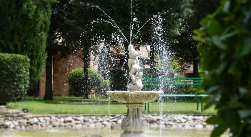 Fontana Cortile La Tenuta 