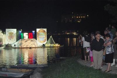 sfilata della barche su lago