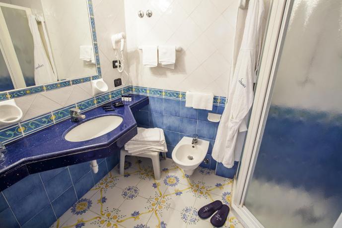 Bagno in camera con doccia Albergo ad Ischia 