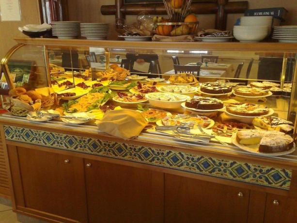 Buffet colazioni hotel4stelle davanti golfo Taranto