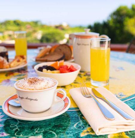 Colazione a buffet in terrazzo hotel Ischia