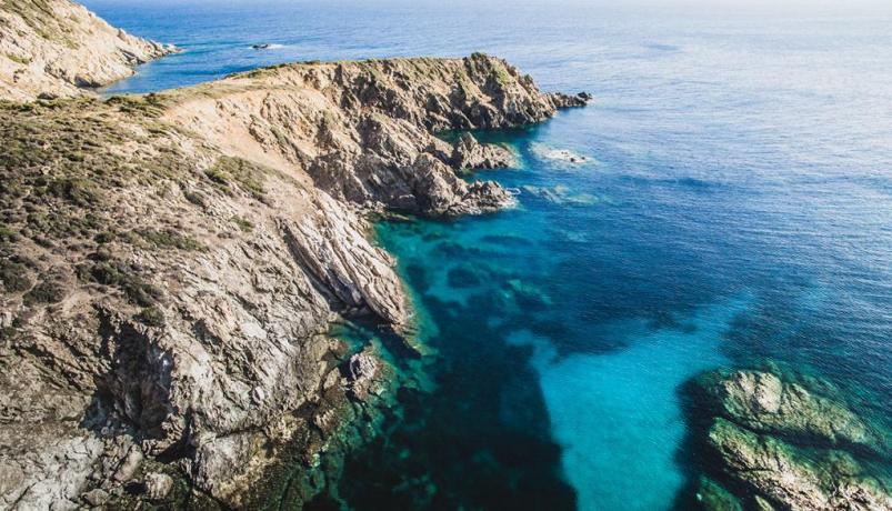 Promontorio nella Spiaggai di Cala-Marina in Sardegna 