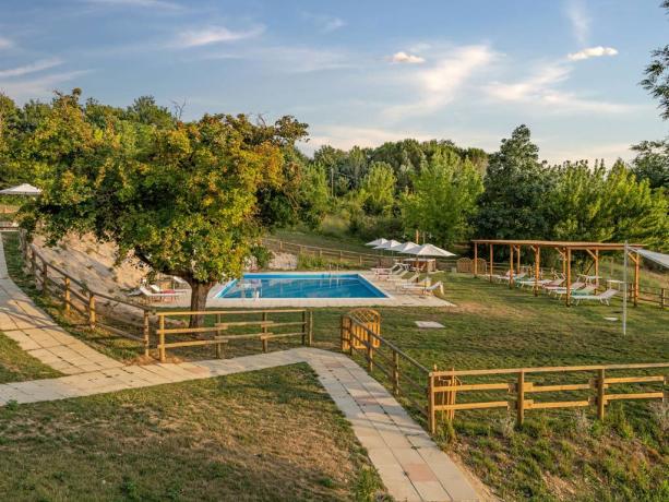 Piscina contornata da Giardino in Antico Borgo 