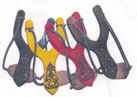Fionde in legno con decorazione in ferro