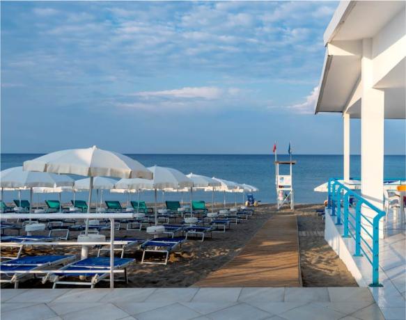 Lettini ed Ombrelloni a disposizione dei clienti