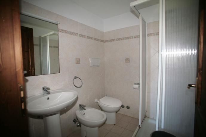 Bagno privato in camera l'olivo con doccia Zambrone