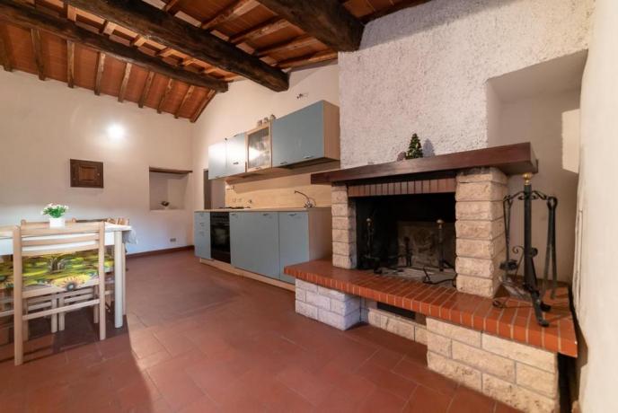 Azienda-Agrituristica vicino Firenze: Sala Cucina e Caminetto 