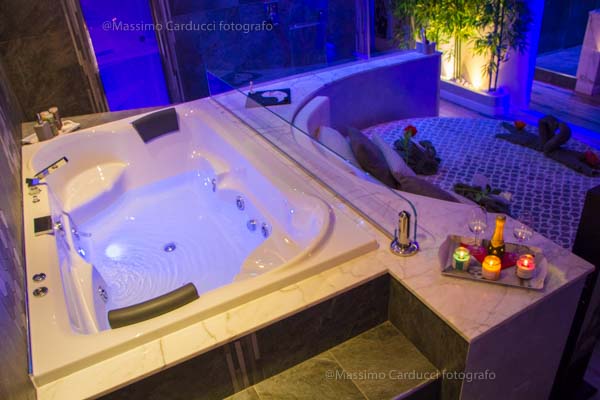 Jacuzzi e letto rotondo in SPA Suite 