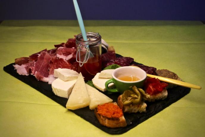 Tagliere di antipasti in ristorante interno hotel Avezzano