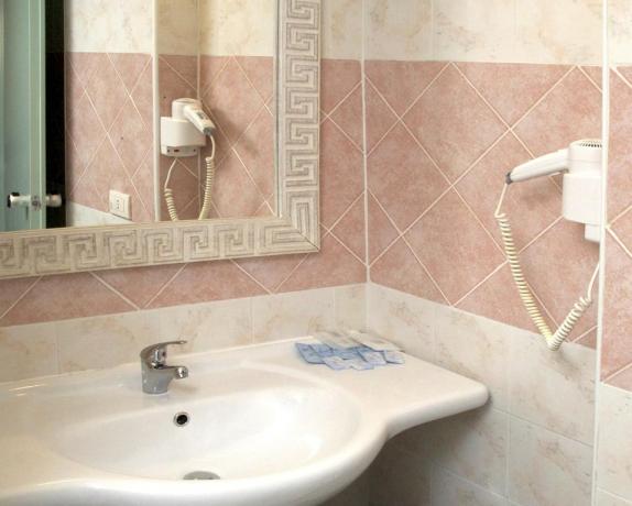 Hotel con bagno privato e phon